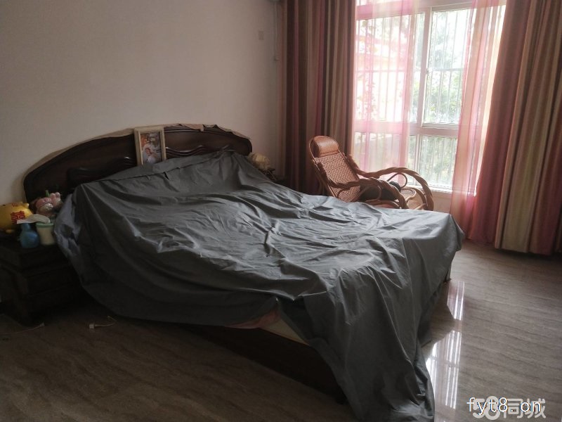 冷寨别墅,上下三层,一楼有院,三楼有平台